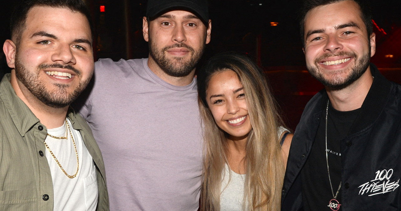 Od lewej: Jack "CouRage" Dunlop, Scooter Braun, Rachell "Valkyrae" Hofstetter i Matthew Haag /AFP