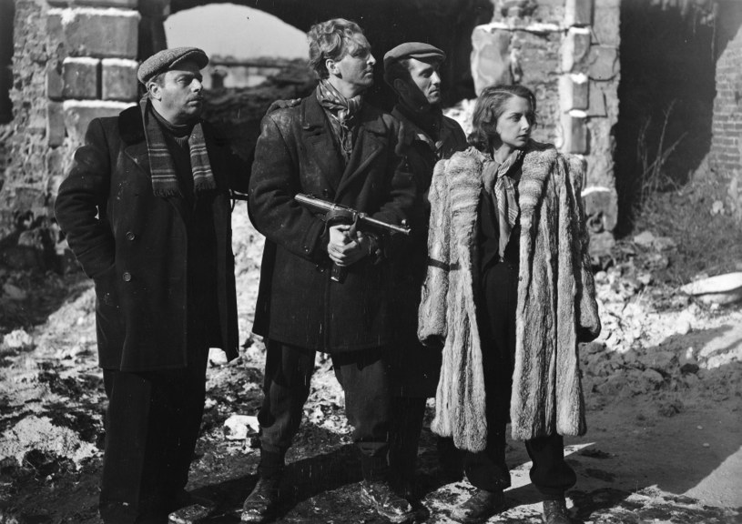 Od lewej: Jan Kurnakowicz, Igor Śmiałowski, Jerzy Rakowiecki, Zofia Mrozowska 1950 rok. Kadr z filmu "Miasto nieujarzmione" w reżyserii Jerzego Zarzyckiego /archiwum Filmu    /Agencja FORUM