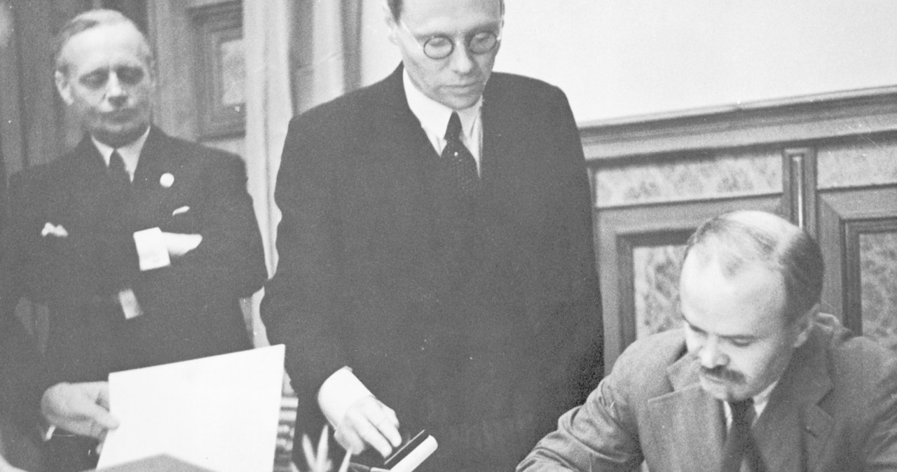 Od lewej: Joachim von Ribbentrop i Wiaczesław Mołotow fot. Heinrich Hoffmann / Hulton Archive /Getty Images