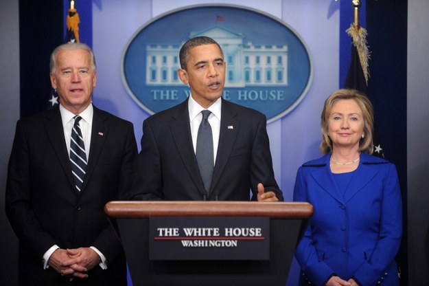 Od lewej: Joe Biden, Barack Obama i Hillary Clinton na zdjęciu z grudnia 2010 /MICHAEL REYNOLDS    /PAP/EPA