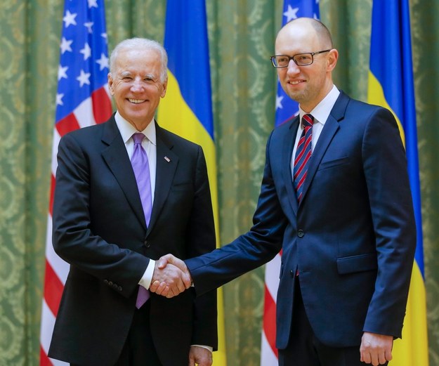 Od lewej: Joe Biden i premier Arsenij Jaceniuk /SERGEY DOLZHENKO /PAP/EPA