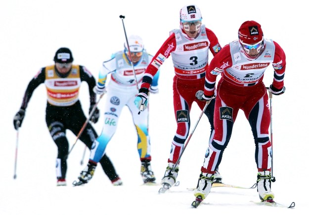 Od lewej: Justyna Kowalczyk, Szwedka Charlotte Kalla, Norweżki Therese Johaug i Marit Bjoergen w biegu na dochodzenie na 10 km techniką dowolną zawodów Pucharu Świata w biegach narciarskich, w fińskim Kuusamo /Grzegorz Momot /PAP