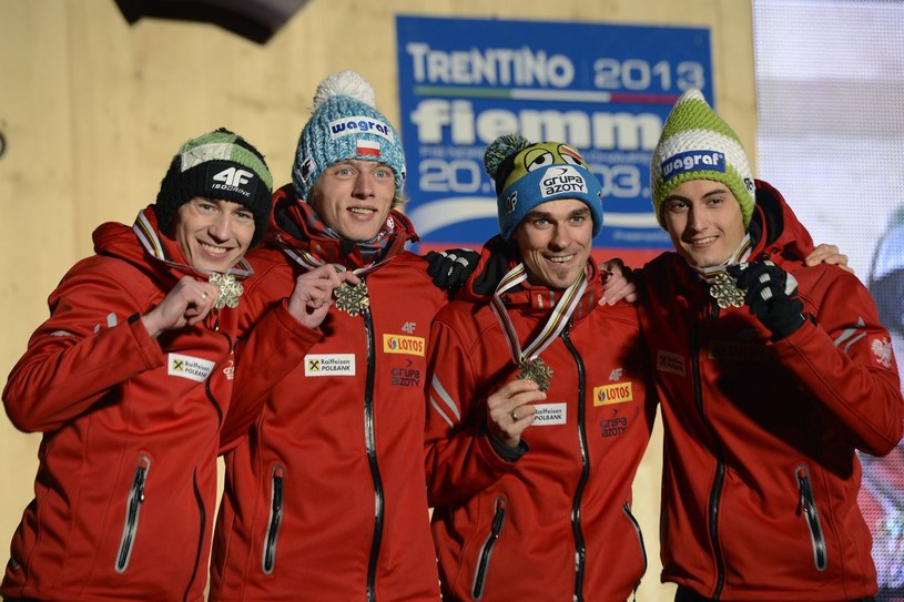 Od lewej: Kamil Stoch, Dawid Kubacki, Piotr Żyła i Maciej Kot z medalami MŚ /AFP