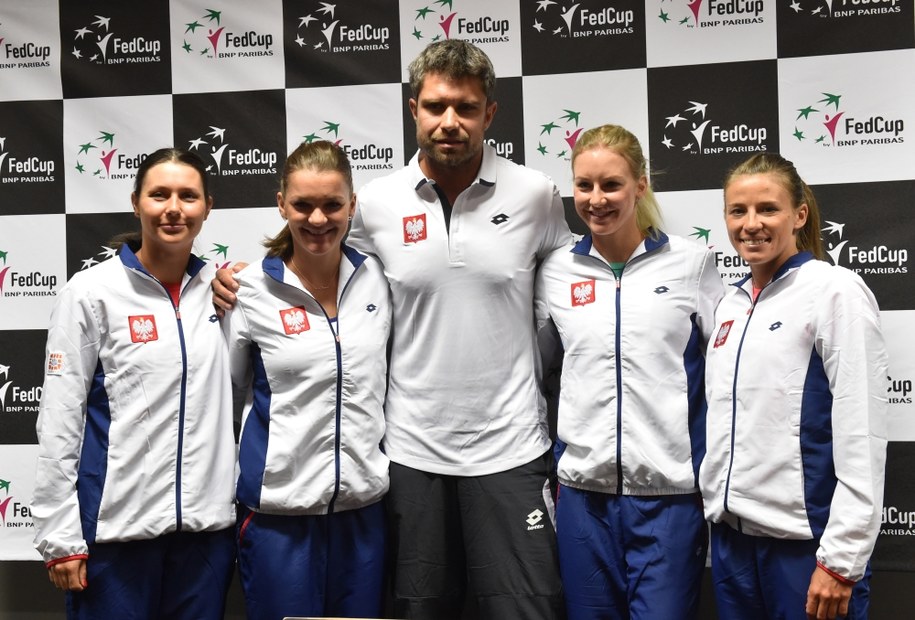 Od lewej: Klaudia Jans-Ignacik, Agnieszka Radwańska, kapitan drużyny Tomasz Wiktorowski, Urszula Radwańska i Alicja Rosolska podczas konferencji prasowej w Krakowie /Jacek Bednarczyk /PAP