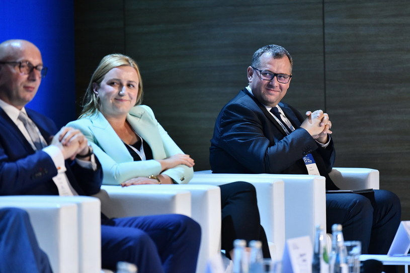 Od lewej:   Marcin Perz, prezes Specjalnej Strefy Ekonomicznej „Starachowice” S.A.,  Olga Semeniuk, wiceminister rozwoju oraz Paweł Kolczyński, wiceprezes ARP /Stach Leszczyński /PAP