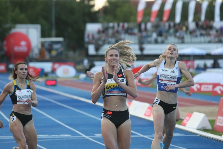 Od lewej: Marika Popowicz-Drapała (2.miejsce), Natalia Kaczmarek (1. miejsce) i Patrycja Wyciszkiewicz-Zawadzka (3. miejsce) na mecie biegu na 400m kobiet podczas lekkoatletycznych mistrzostw Polski w Gorzowie Wielkopolskim /Lech Muszyński /PAP