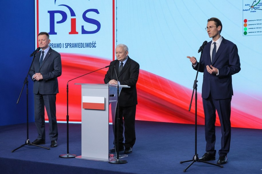 Od lewej: Mariusz Błaszczak, Jarosław Kaczyński i Kacper Płażyński /Rafał Guz /PAP