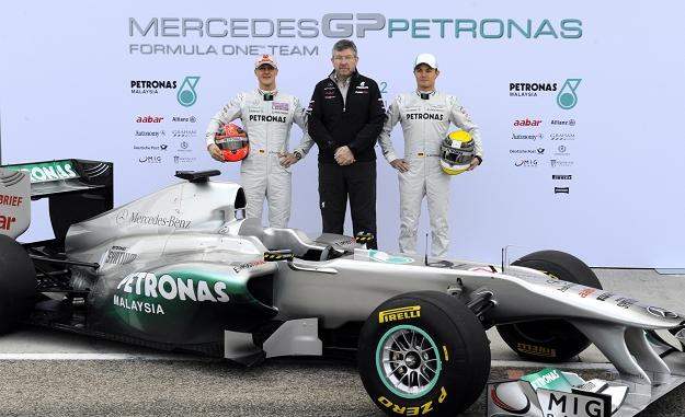 Od lewej: Michael Schumacher, Ross Brawn i Nico Rosberg, przed nimi model W02 /AFP