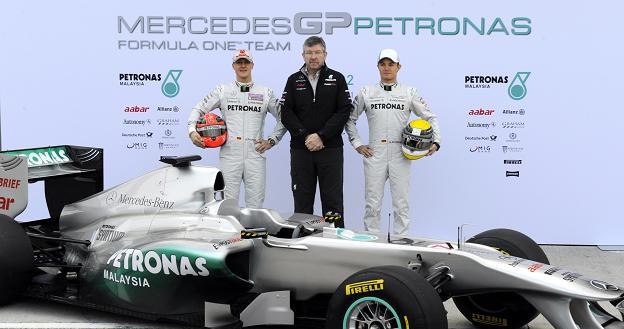 Od lewej: Michael Schumacher, Ross Brawn i Nico Rosberg, przed nimi model W02 /AFP