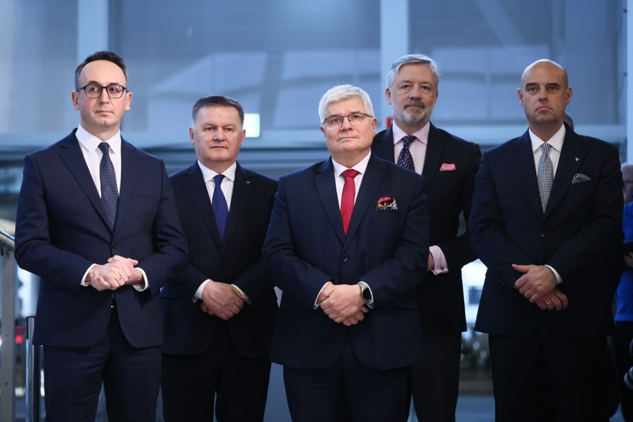 Od lewej: minister infrastruktury Dariusz Klimczak, prezes zarządu PPL S.A. Andrzej Ilków, sekretarz stanu w Ministerstwie Funduszy i Polityki Regionalnej, pełnomocnik rządu ds. CPK Maciej Lasek, członek zarządu CPK Marcin Michalski i prezes zarządu CPK Filip Czernicki podczas uroczystości podpisania listu intencyjnego ws. objęcia przez PPL mniejszościowego udział w spóce CPK.Lotnisko