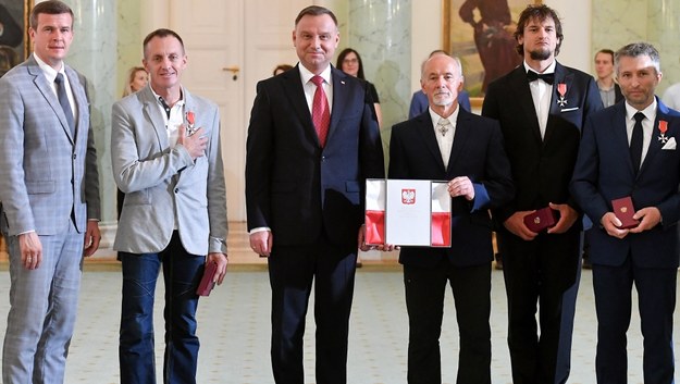 Od lewej: minister sportu Witold Bańka, Denis Urubko, prezydent Andrzej Duda, Piotr Snopczyński, Adam Bielecki, Piotr Tomala /Leszek Szymański /PAP