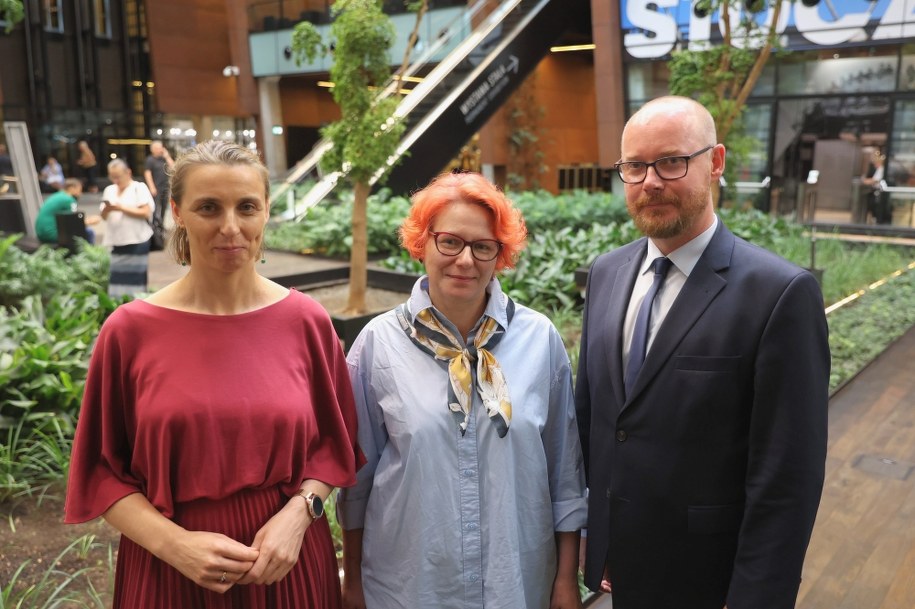 Od lewej: Monika Chabior, zastępczyni prezydent Gdańska ds. rozwoju społecznego i równego traktowania, Katarzyna Gęba, koordynator działań na rzecz przestrzegania i promocji praw ucznia, Grzegorz Kryger, dyrektor Wydziału Edukacji Urzędu Miejskiego w Gdańsku