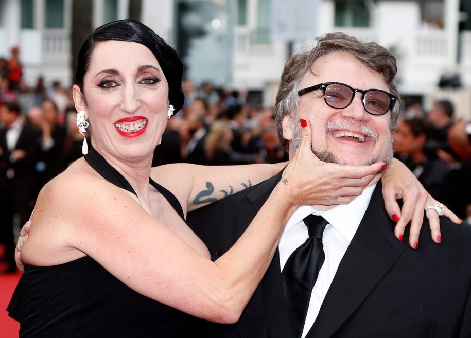 Od lewej: Muza reżysera Pedro Almodóvara, słynąca z kontrowersyjnej urody Rossy de Palma i reżyser Guillermo del Toro /GUILLAUME HORCAJUELO  /PAP/EPA