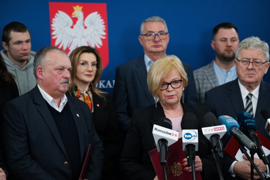 Od lewej, na pierwszym planie: lider organizacji "Podkarpacka oszukana wieś" Roman Kondrów, wojewoda podkarpacka Teresa Kubas-Hul i minister rolnictwa i rozwoju wsi Czesław Siekierski podczas briefingu prasowego po zakończeniu spotkania w Podkarpackim Urzędzie Wojewódzkim w Rzeszowie