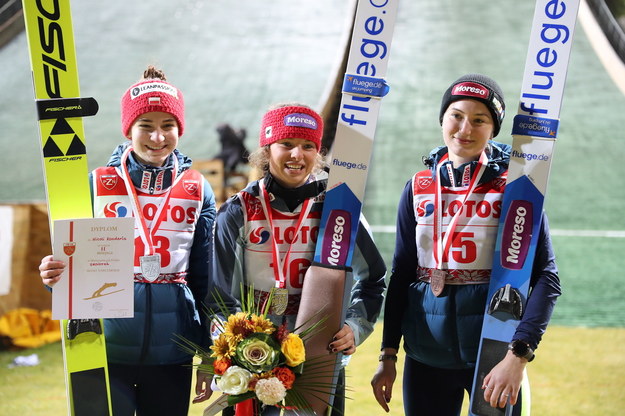 Od lewej: Nicole Konderla (2. miejsce), zwyciężczyni Kamila Karpiel i Kinga Rajda (3.), podczas dekoracji medalisek mistrzostw Polski w skokach narciarskich na igelicie /	Grzegorz Momot   /PAP