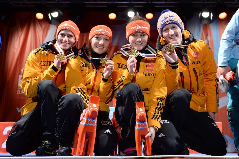 Od lewej Niemcy: Richard Freitag, Katharina Althaus, Carina Vogt i Severin Freund - mistrzowie świata z Falun w drużynach mieszanych /AFP