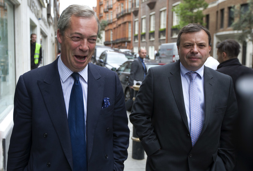 (od lewej) Nigel Farage i Arron Banks w trakcje kampanii promującej wyjście W. Brytanii z Unii Europejskiej /JUSTIN TALLIS / AFP /AFP