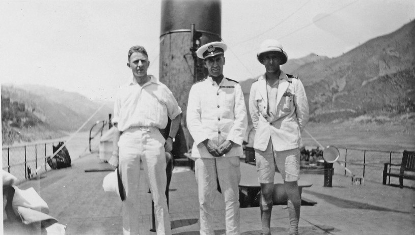Od lewej pierwszy oficer Stanley Barden, kapitan Williamson, kmdr Frederick Darley, który zginął w Wanhsien /Royal Navy /INTERIA.PL/materiały prasowe