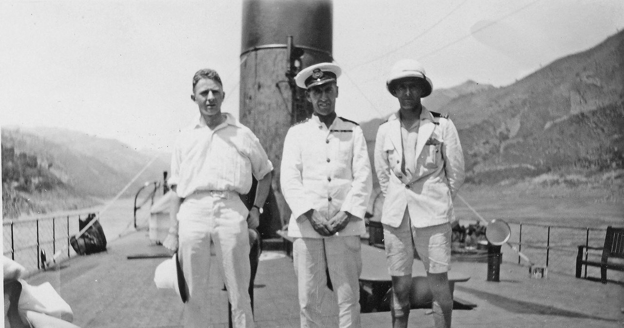 Od lewej pierwszy oficer Stanley Barden, kapitan Williamson, kmdr Frederick Darley, który zginął w Wanhsien /Royal Navy /INTERIA.PL/materiały prasowe