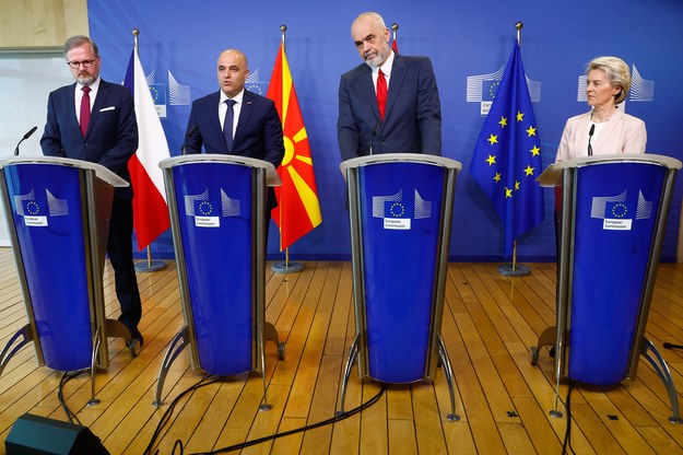 Od lewej: premier Czech Petr Fiala, premier Macedonii Północnej Dimitar Kovacevski,  premier Albanii Edi Rama i przewodnicząca Komisji Europejskiej Ursula von der Leyen /STEPHANIE LECOCQ  /PAP/EPA