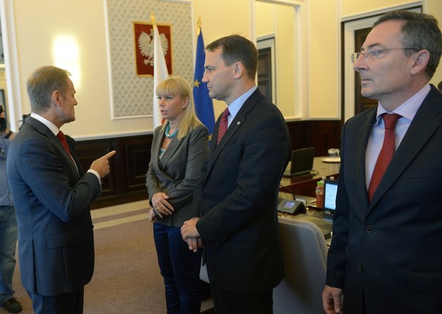 Od lewej: premier Donald Tusk, minister infrastruktury Elżbieta Bieńkowska, minister spraw zagranicznych Radosław Sikorski i minister spraw wewnętrznych Bartłomiej Sienkiewicz /Radek Pietruszka /PAP