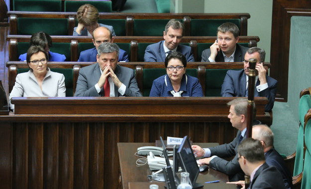 Od lewej: premier Ewa Kopacz, wicepremier Janusz Piechociński, minister spraw wewnętrznych Teresa Piotrowska i ustępujący minister skarbu Włodzimierz Karpiński, podczas wieczornych głosowań w Sejmie /Leszek Szymański /PAP