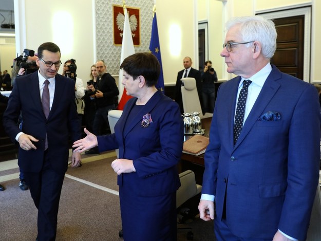 Od lewej: premier Mateusz Morawiecki, wicepremier Beata Szydło i minister spraw zagranicznych Jacek Czaputowicz w trakcie posiedzenia rządu /Rafał Guz /PAP