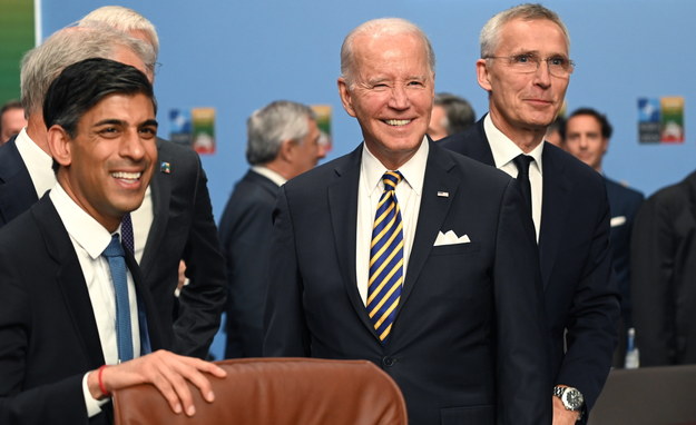 Od lewej: premier Wielkiej Brytanii Rishi Sunak, prezydent USA Joe Biden i sekretarz generalny NATO Jens Stoltenberg podczas szczytu NATO w Wilnie /FILIP SINGER /PAP/EPA