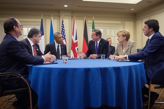 Od lewej: prezydent Francji Francois Hollande, prezydent Ukrainy Petro Poroszenko, prezydent USA Barack Obama, premier Wielkiej Brytanii David Cameron, kanclerz Niemiec Angela Merkel i premier Włoch Matteo Renzi podczas spotkania w Newport /MAURIZIO GAMBARINI  /PAP/EPA