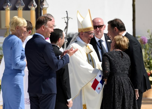 Od lewej: prezydent RP Andrzej Duda z małżonką, papież Franciszek i prezydent Republiki Panamy Juan Carlos Varela Rodriguez z małżonką /Jacek Turczyk /PAP
