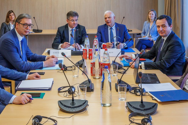 Od lewej: prezydent Serbii Aleksandar Vucic, przedstawiciel UE Miroslav Lajcak, szef unijnej dyplomacji Josep Borrell, premier Kosowa Albin Kurti /OLIVIER MATTHYS    /PAP/EPA