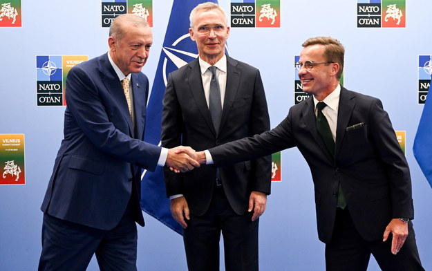 Od lewej: prezydent Turcji Recep Tayyip Erdoğan, sekretarz generalny NATO Jens Stoltenberg i premier Szwecji  Ulf Kristersson przed szczytem Sojuszu Północnoatlantyckiego w Wilnie /FILIP SINGER / POOL /PAP/EPA