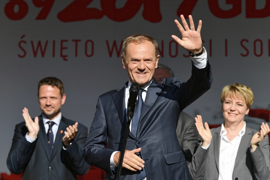 Od lewej: prezydent Warszawy Rafał Trzaskowski, Donald Tusk i prezydent Łodzi Hanna Zdanowska / 	Adam Warżawa    /PAP