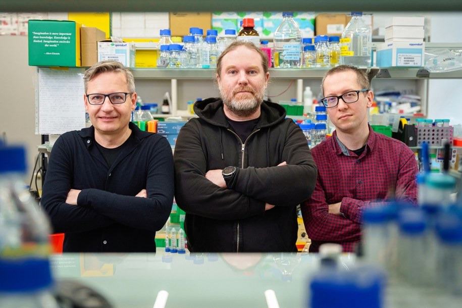 Od lewej: prof. Andrzej Dziembowski, IIMCB i Wydział Biologii UW, dr Seweryn Mroczek, Wydział Biologii UW, IIMCB, dr Paweł S. Krawczyk, IIMCB /Fot. IIMCB /Materiały prasowe