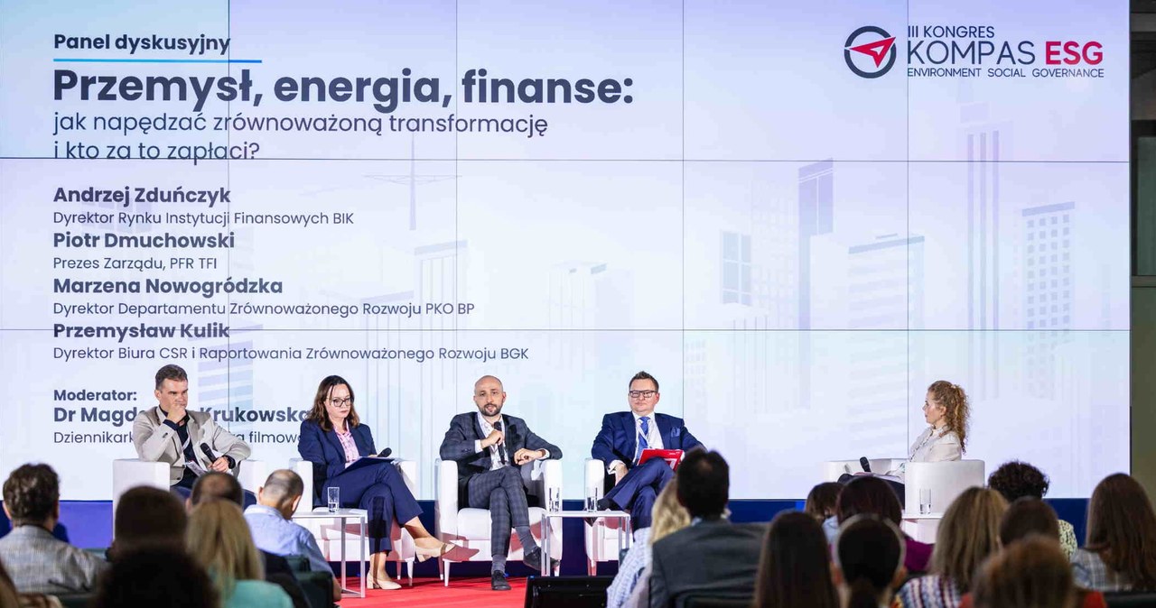 Od lewej: Przemysław Kulik (BGK), Marzena Nowogródzka (PKO BP), Piotr Dmuchowski (PFR TFI) i Andrzej Zduńczyk (BIK) i dr Magdalena Krukowska podczas debaty o finansowaniu zrównoważonej transformacji i roli sektora finansowego w przyspieszaniu zmian /materiały promocyjne