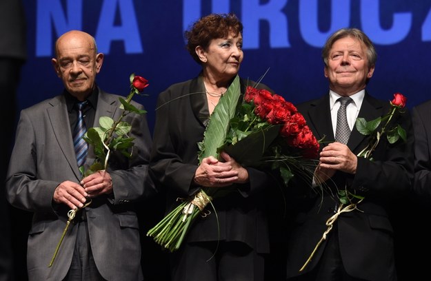 Od lewej: reżyser Antoni Krauze oraz aktorzy Ewa Dałkowska (C) i Lech Łotocki (P) /PAP/Radek Pietruszka    /PAP