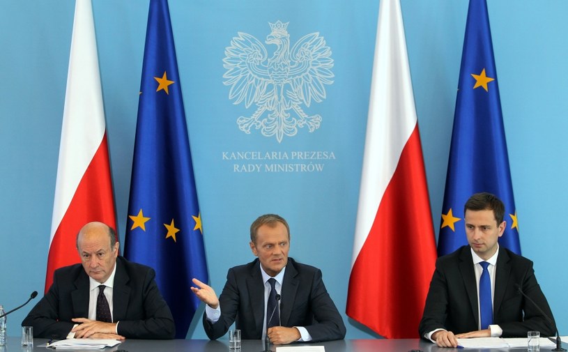 Od lewej Rostowski (minister finansów), Tusk (premier), Kosiniak-Kamysz (minister pracy) /PAP
