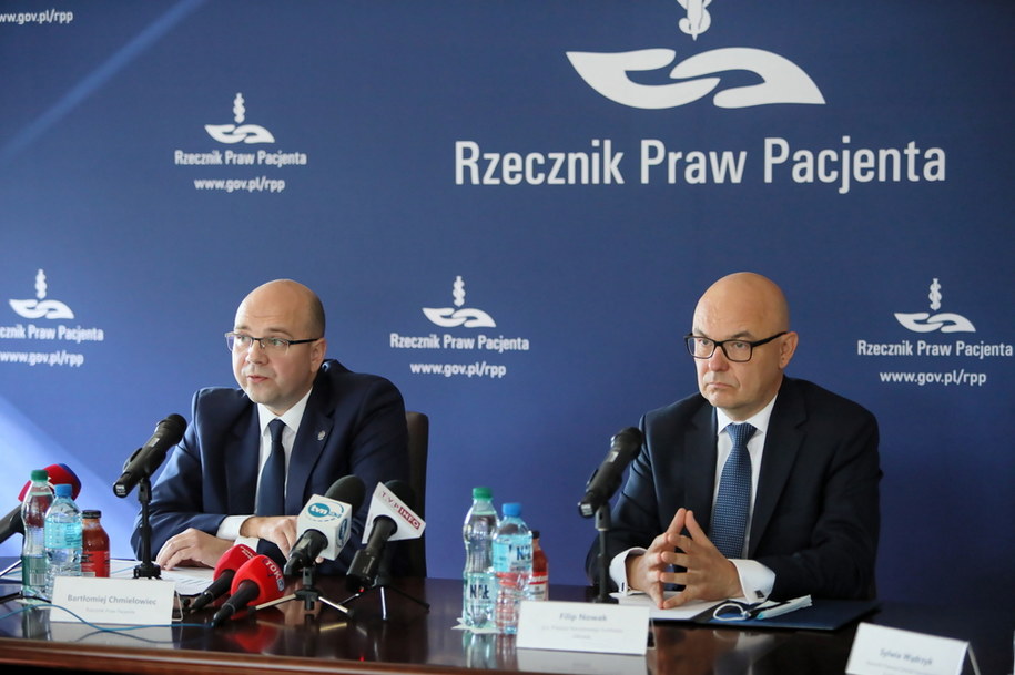 Od lewej: rzecznik praw pacjenta Bartłomiej Chmielowiec i szef NFZ Filip Nowak podczas konferencji "Współpraca Rzecznika Praw Pacjenta i Narodowego Funduszu Zdrowia w czasie pandemii COVID-19" /Leszek Szymański /PAP