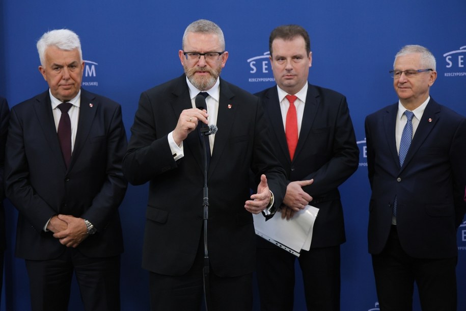 Od lewej: Sławomir Zawiślak, Grzegorz Braun, Jacek Wilk i Włodzimierz Skalik podczas konferencji prasowej w Sejmie, podczas której ogłoszono przystąpienie Jacka Wilka do Konfederacji Korony Polskiej Grzegorza Brauna /Rafał Guz /PAP