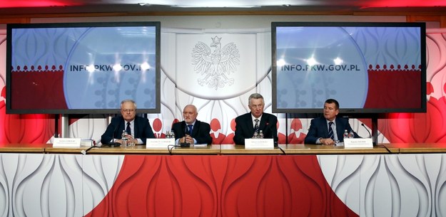 Od lewej: Stanisław Zabłocki, sekretarz PKW Kazimierz Czaplicki, przewodniczący Komisji Stefan Jaworski i Bogusław Dauter podczas konferencji prasowej Państwowej Komisji Wyborczej /Tomasz Gzell /PAP