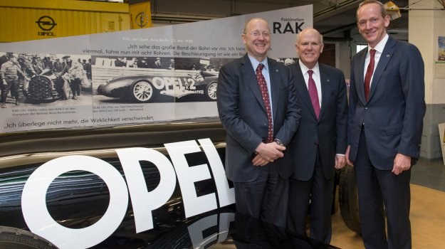 Od lewej: Stephen J. Girsky, Prezes Rady Nadzorczej Adam Opel AG, Daniel F. Akerson, szef GM, i dr Karl-Thomas Neumann, Prezes Zarządu Adam Opel AG na tle samochodu Opel RAK 2 Rocket Car. /Opel