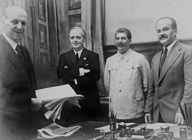 Od lewej stoją: Friedrich Gaus, Joachim von Ribbentrop, Józef Stalin i Wiaczesław Mołotow /AFP
