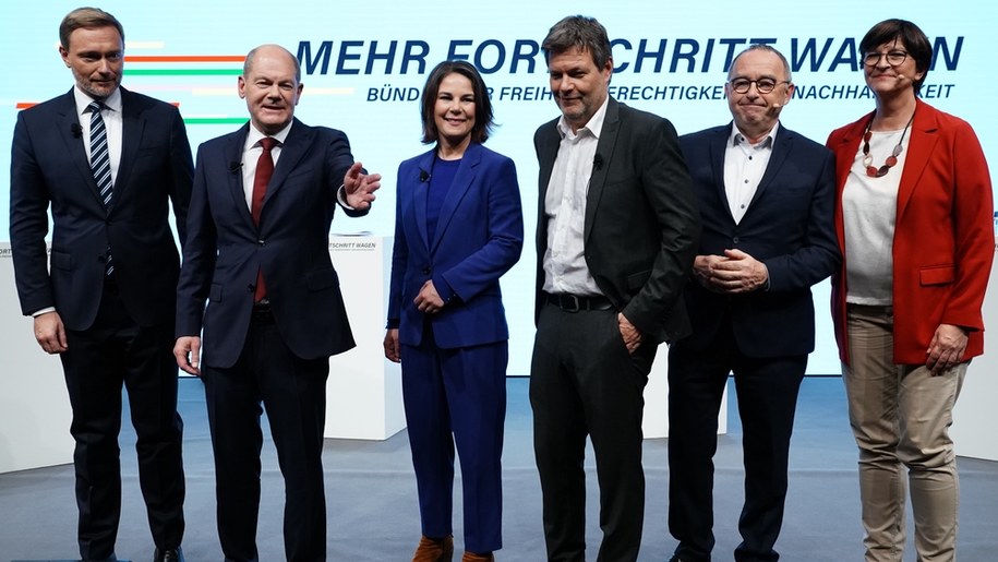 Od lewej: szef FDP Christian Lindner, szef SPD Olaf Scholz, szefowie Zielonych Annalena Baerbock i Robert Habeck, wiceszefowie SPD Norbert Walter-Borjans i Saskia Eske. /Clemens Bilan /PAP/EPA