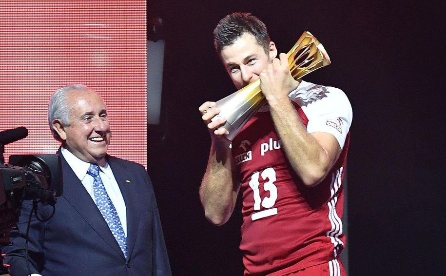 (Od lewej) szef FIVB i Michał Kubiak /ALESSANDRO DI MARCO  /PAP