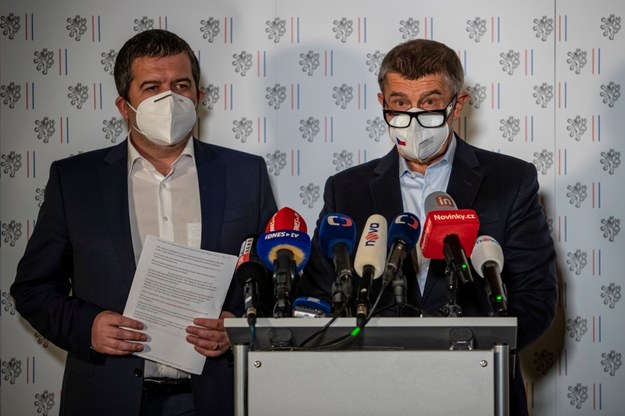 Od lewej: szef Ministerstwa Spraw Zagranicznych Jan Hamaczek i premier Czech Andrej Babisz /Martin Divisek /PAP/EPA
