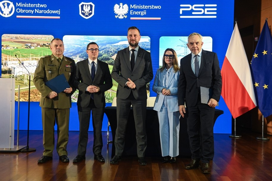 Od lewej: szef Sztabu Generalnego Wojska Polskiego gen. Wiesław Kukuła, minister energii Miłosz Motyka, wicepremier, minister obrony narodowej Władysław Kosiniak-Kamysz, wiceprezes zarządu PSE S.A. Agnieszka Okońska i prezes zarządu PSE S.A. Grzegorz Onichimowski na uroczystości podpisania porozumienia między Sztabem Generalnym Wojska Polskiego a Polskimi Sieciami Elektroenergetycznymi