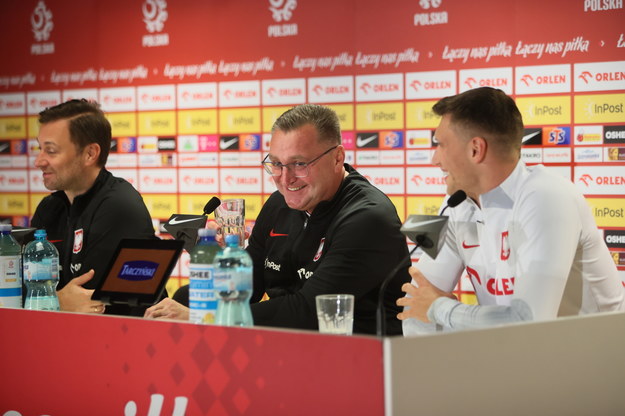 Od lewej: team Manager ds. sportowych i rzecznik prasowy PZPN Jakub Kwiatkowski, selekcjoner reprezentacji Polski Czesław Michniewicz i piłkarz Krystian Bielik podczas konferencji prasowej w Warszawie / 	Leszek Szymański    /PAP