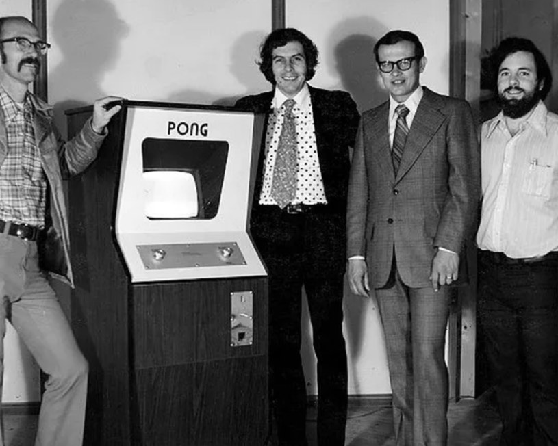 Od lewej: Ted Dabney, automat PONG, Noal Bushnell, Fred Marincic, Al Alcorn. źródło: wikipedia /domena publiczna