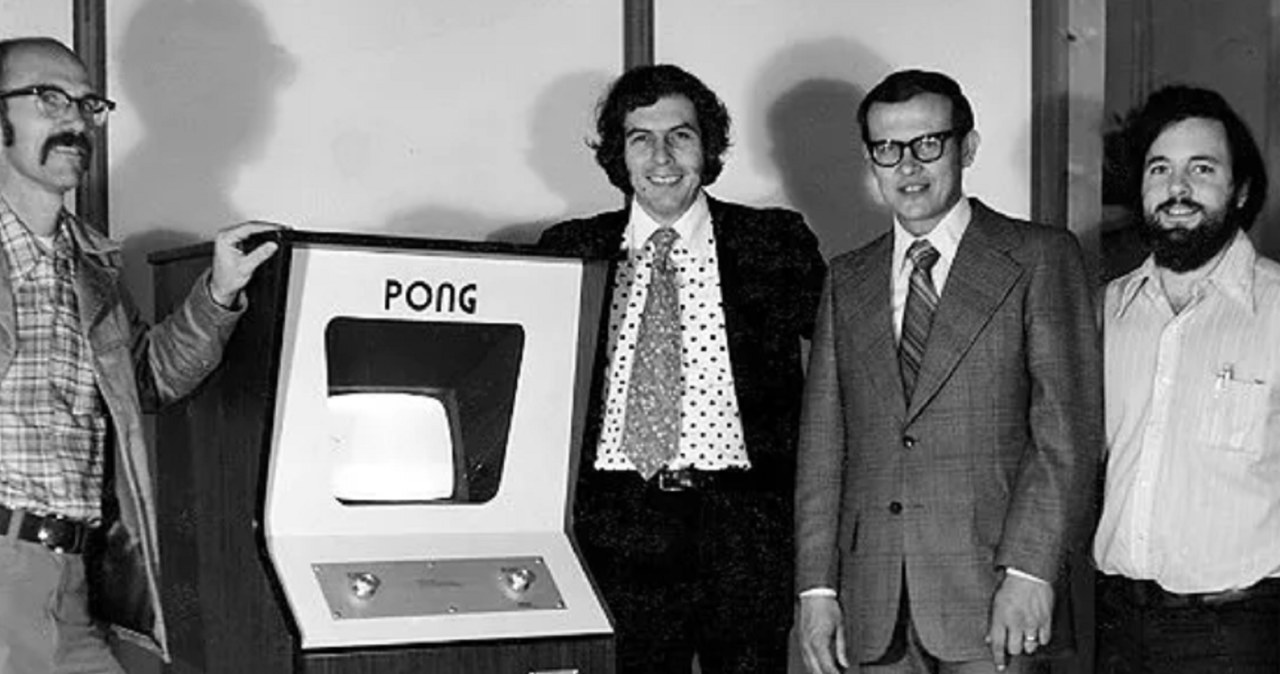 Od lewej: Ted Dabney, automat PONG, Noal Bushnell, Fred Marincic, Al Alcorn. źródło: wikipedia /domena publiczna