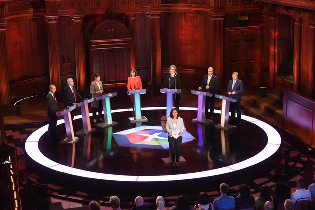 Od lewej: Tim Farron, Jeremy Corbyn, Caroline Lucas, Leanne Wood, Amber Rudd, Paul Nuttall i Angus Robertson w czasie debaty na antenie BBC /JEFF OVERS/BBC HANDOUT /PAP/EPA